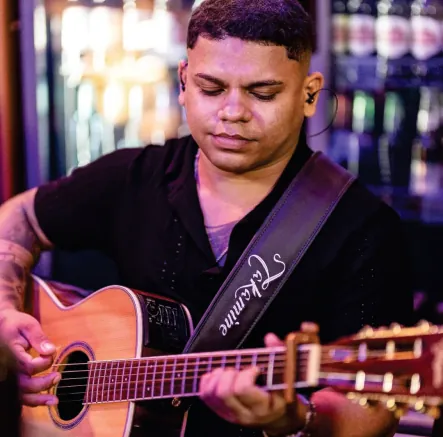 Jorge Sousa, violão principal · produtor musical